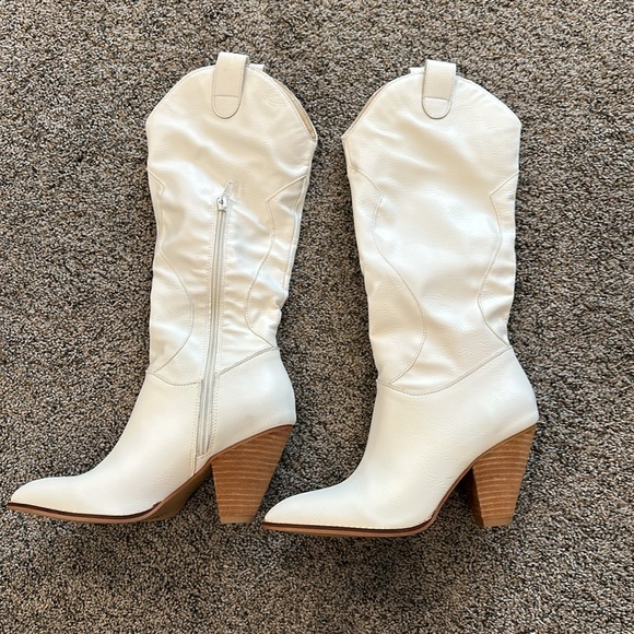 Oasis Society boots, cowgirl boots, white boots size 6.5 never worn. - Picture 2 of 3